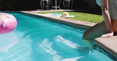 Sıcak, Asyalı bir kadının daha derine indiğini, arka bahçede havuza düştüğünü, hasır şapkanın ve fotokopi makinesinin önünden geçtiğini hissediyorum. Rahatlama, rahatlama, su, sükunet, açık hava, yaz, yaşam tarzı