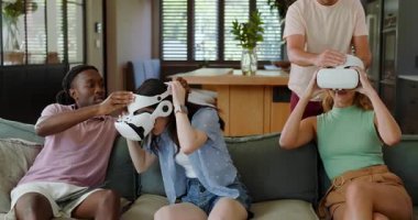 Çeşitli arkadaşlar tablete dokunuyor evde sanal gerçeklik deneyimi başlıyor ve dünyayı keşfediyorlar. Teknoloji, yenilik, eğlence, etkileşim, işbirliği, modern, sürükleyici