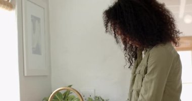 Mutfakta taze sebzeleri yıkamak, evde sebzelere odaklanarak sağlıklı bir yemek hazırlamak. Yemek pişirme, hazırlık, beslenme, tazelik, temizlik, vejetaryen