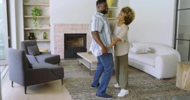 Çeşitli çiftler el ele tutuşup halının üzerinde dans ediyorlar. Dönüyor ve sevgiyi kutluyorlar. Romantik, samimiyet, rahatlık, zarafet, uyum, rahatlık, hareket