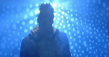 Afrika kökenli Amerikalı bir adam geliyor. Sis ve oval desenli bir kapüşonlu ceket giyiyor. Huysuz, sinematik, fütüristik, düşünceli, gösterişli, sanatsal, kentsel