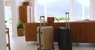 Seyahat için bavullar hazır, evdeki kanepenin yanındaki şık oturma odasına yerleştirilmiş. Bagaj, yolculuk, tatil, paketleme, yaşam tarzı, iç mekan