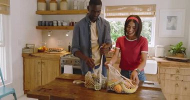 Çift sıcak mutfakta taze meyve hazırlıyor, birlikte tatilin tadını çıkarıyorlar, evde. Çeşitli çiftler, aşçılar, aşçılar, rahatlama, mutluluk, yaşam tarzı