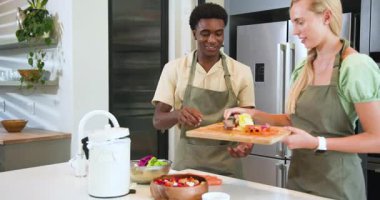 Çeşitli arkadaşlar pano yerleştiriyor, ürünleri mutfakta kesiyor salata için gübre kutusuna atıyorlar. İşbirliği, sürdürülebilirlik, tazelik, sağlıklı, yaşam tarzı, modern, organik