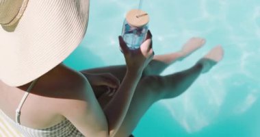 Susamış hissediyorum, Asyalı bir kadın cam kavanozu kaldırıyor, havuz kenarında tazelemek için suyu yudumluyor, boşluğu kopyalıyor. Rahatlama, rahatlama, yaz, açık hava, sağIık, sükunet, yaşam tarzı.