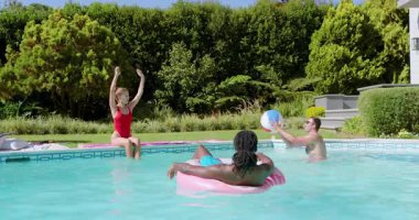 Çeşitli arkadaşlar havuzda voleybol oynuyorlar, ta ki yüksek atışlar siyah erkeklerin ringden kaymasına neden olana kadar. Dinlenme, rahatlama, rahatlama, eğlence, açık hava, yaz, arkadaşlık.