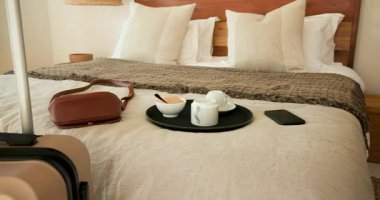 Kahve ve akıllı telefon el çantasıyla yataktaydı. Evde rahat bir sabah havası yaratıyordu. Rahatlama, yaşam tarzı, rahatlık, rahatlık, sıcaklık.