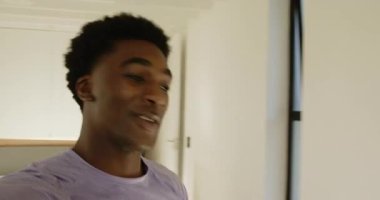 Afrika kökenli Amerikalı bir adam yatak odasında selfie çekerken balkona çıkıyor ve son bilgileri paylaşıyor. Vlog yazarı, yaşam tarzı, çağdaş, açık hava, iletişim, doğal, samimi