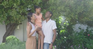 Bereketli yeşil bahçede, fotokopi alanında, dışarıda eğlenen mutlu bir aile. Açık hava, bağ, doğa, mutluluk, rahatlık, rahatlama.