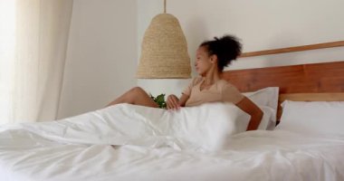 Kadın perdeleri açıyor, sabah güneşinin tadını çıkarıyor. rutin, yaşam tarzı, mutluluk, sağlık, konfor, rahatlama