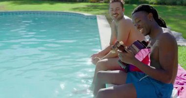 Güneş ışığı havuzu değişik erkek arkadaşlara ilham veriyor gitar tıngırdatıyor, çizgili havluyla el çırpıyor. Gündelik, dostluk, eğlence, canlı, müzikal, açık hava, rahatlama.