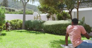 Paskalya, bahçede oynayan bir kız, elinde su kovası, güneşli bir günün tadını çıkarıyor. Bahçecilik, açık hava, oyun zamanı, çocukluk, neşe, doğa