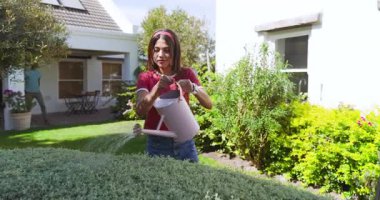 Bahçe işleri, güneşli arka bahçede çeşitli çiftler sulama, hobi paylaşımı. Doğa, açık hava