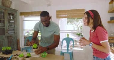 Çeşitli çiftler sabah kahvelerini yudumlarken rahat bir mutfakta, evde kahkahalar atıyorlar. Yaşam tarzı, yerli, mutluluk, bağ, mahremiyet, ilişki