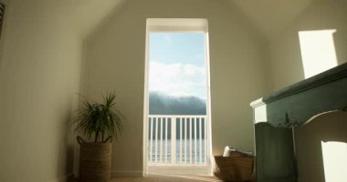 Huzurlu bir sabah manzarası, balkondan göl ve dağlar, huzur verici ve rahatlatıcı, kopyalama alanı. Doğa, sükunet, manzara, manzara, rahatlama, açık hava