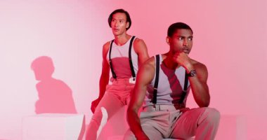 Kayıtta çeşitli erkek modeller, stüdyo çekimlerinde beyaz küplere, fotokopi uzayına bakıyorlar. Çağdaş, minimalist, moda, zarafet, profesyonellik, çok yönlülük, modernizm