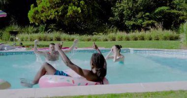 Farklı arkadaşlar bilardoda koşuyor, suya atlıyor, eğlence olsun diye arkadaşını çörek ringine sokuyor. Yaşam tarzı, eğlence, eğlence, canlı, enerjik, yaz tatili, açık hava.