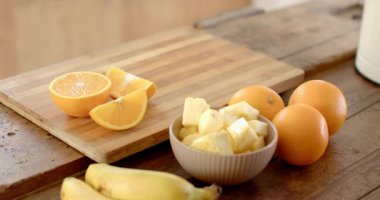 Mutfak tezgahında bir sepet taze sebze, evde sağlıklı yaşam tarzını gösteriyor. organik, beslenme, yemek pişirme, üretim