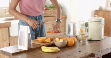 Mutfakta taze sebze hazırlamak, evde neşe içinde yemek pişiren bir kadın. Mutfak, sağlık, yaşam tarzı, mutluluk, hazırlık