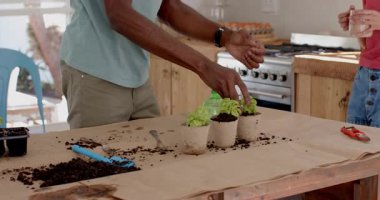 Çeşitli çiftler sabah kahvelerini yudumlarken rahat bir mutfakta, mutlu anlarını evde paylaşıyorlar. Romantik, kahvaltı, kaynaşma, sabah rutini, arkadaşlık, aşk