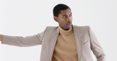 Afrika kökenli Amerikalı bir adam stüdyoya giriyor. Kolunu bastırıyor, saatini kontrol ediyor, ceket stilini inceliyor. Profesyonel, moda, minimalist, zarafet, güven, malemodel, stüdyo