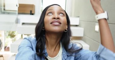 Beyaz merdivendeki Afrikalı Amerikalı kadın izleyiciyi selamlıyor, konuşuyor, öpüşüyor, seyirciyi kendine çekiyor. Portre, yaşam tarzı, modern, gündelik, iletişim, pozitiflik, iç mekan