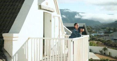 Balkondan sabah manzarasının tadını çıkaran kadın manzaralı dağ manzarası, fotokopi alanı. Manzara, bakış açısı, gün doğumu, rahatlama, sükunet, seyahat