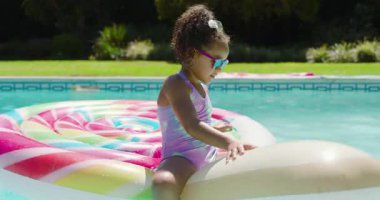 Afro-Amerikan ailesi, yüzen şekerlerin kızı güvende tutmak için bilardo salonuna ittiğini fark etti. Eğlence, eğlence, coşku, yaz, rahatlama, dinlenme, aile.