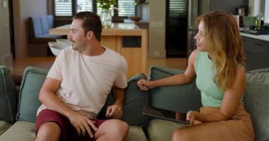 Çeşitli arkadaşlar yeşil kanepede Asyalı bir kadının oyun oynamak için VR 'a girip kulaklığı takmasını izliyorlar. Teknoloji, sosyal etkileşim, eğlence, yenilik, sürükleyici, gündelik, yaşam tarzı