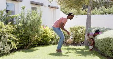 Paskalya, Afro-Amerikan baba ve kızı güneşli bahçede oynuyorlar, çeşitli aile zamanlarının tadını çıkarıyorlar. Bağlanma, mutluluk, neşe, ebeveynlik, boş zaman, yaz