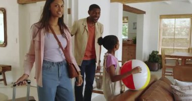 Çeşitli aileler tatilin tadını çıkarıyorlar, plaj topu tutarken heyecanlı bir şekilde işaret ediyorlar. Boş zaman, heyecan, yaz, kaynaşma, birliktelik, eğlence