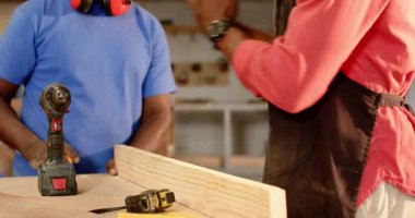 Afrika kökenli Amerikalı akıl hocası ve atölyeye vida yerleştirmek için çıraklık eğitimi aldıktan sonra. İşçilik, marangozluk, çıraklık, sanayi, el işi, hassasiyet, beceri geliştirme