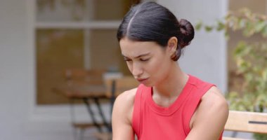 Bahçıvanlık meraklısı saksılara fidanlar ekiyor, bitkileri özenle yetiştiriyor. hobi, doğa, tarım, yeşil, flora