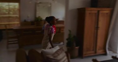 Anne ve kızı verandada güneşli bir günün tadını çıkarıyorlar. Çeşitli aile, bağ, bahçe, rahatlık, rahatlık, eğlence.