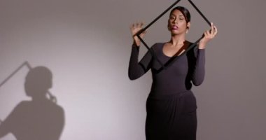 Işık, Hintli bir kadının stüdyoya girdiğini, siyah kare çerçeveyi ayarladığını, mekanı kopyaladığını gösteriyor. Siluet, zarafet, cazibe, portre, moda, minimalist, sofistike