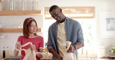 Çeşitli çiftler taze meyvenin tadını çıkarıyorlar. Parlak mutfakta, mutlu anlarını paylaşıyorlar. Mutluluk, yaşam tarzı, sağlıklı, beslenme, sabah, tazelik