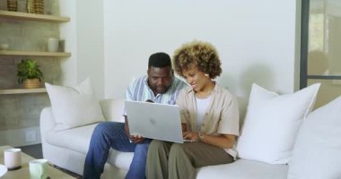 Çeşitli aile sohbetleri, oturma odasında dizüstü bilgisayarda yazılar, çocuklar ekranı paylaşmaya can atıyorlar. Aile, ev, bağ, birliktelik, günlük, canlı, etkileşim