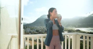 Kadın sabah kahvesini balkonda içiyor, güneş ışığını ve dağ manzarasını kucaklıyor, fotokopi çekiyor. Rahatlama, gün doğumu, sükunet, açık hava, sükunet