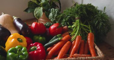 Evde taze sebzeler, canlı renkler ve sağlıklı ürünler sergileniyor. Vejetaryen, organik, tazelik, pazar, tarım, beslenme