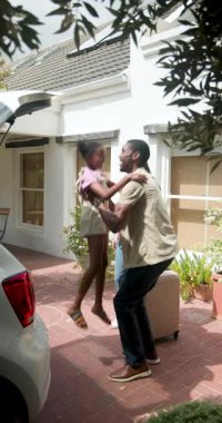 Dikey video: Araba bagajı, aile tatiline hazırlanıyor, gülümsüyor ve güneşli bir günün tadını çıkarıyor. Seyahat, aile gezisi, tatil, valiz, macera, açık hava