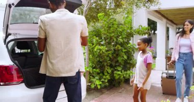 Bagajlar, çeşitli aileler tatile hazırlanıyor, gülümsüyor ve birlikte heyecanlanıyorlar. Seyahat, yolculuk, valiz, macera, mutluluk