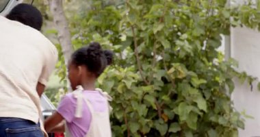 Eşya arabası, anne ve kız çeşitli aile tatillerine hazırlanıyor, bahçede eğleniyorlar. Seyahat, macera, birliktelik, hazırlık, kaçış, bağ