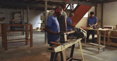 Atölyede, tornada ustalaşmak için torna tezgahında boş şekiller çizen bir çırağa rehberlik etmeye başla. Sanatçılık, beceri geliştirme, eğitim, manüel, hassasiyet, zanaatkârlık, ahşap işçiliği