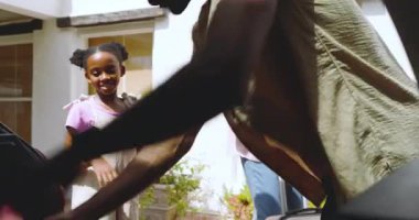 Çeşitli aile arabaları tatil için hazırlanıyor. Ebeveynler ve kızları heyecanlı bir şekilde birlikte hazırlanıyorlar. seyahat, yolculuk, beraberlik, heyecan, macera, hazırlık