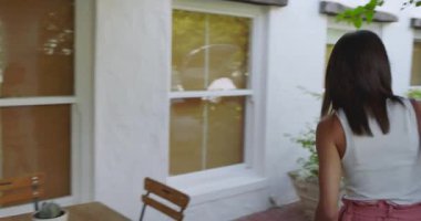 Çeşitli çiftler valizli arabalarını topluyor, heyecan verici bir tatil yolculuğuna hazırlanıyorlar. Seyahat, bagaj, yolculuk, macera