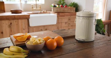 Taze meyve ve gübre kutusu kırsal mutfak tezgahında, sürdürülebilir yaşamı destekliyor, evde. Sürdürülebilirlik, çevre dostu, sıfır atık, gübreleme, organik, geri dönüşüm