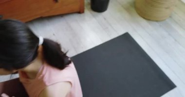 Başlangıç olarak dizlerini bükmek, Asyalı bir kadının mat tonlama çekirdeğinde mekik çekmesi, akıllı seğirmeleri kontrol etmesi. Spor, egzersiz, sağlık, spor salonu, farkındalık, güç.