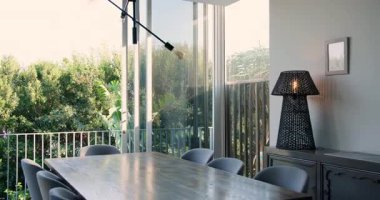 Modern mutfaktaki parlak mermer tezgahta kahverengi tencereyle büyüyen büyük yeşil bitki. Mutfak, bitki, mermer, dekor, modern, minimalizm, canlı