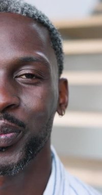 Dikey video: Gülen adam havuz başında eğleniyor, rahatlamış ve memnun. Mutluluk, rahatlık, rahatlama, tatil, sükunet, açık hava.