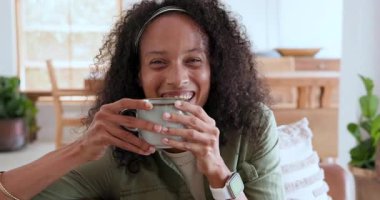 Gülümseyen kadın evde kahveden zevk alıyor, şık giyiniyor ve günlük kıyafetlerini giyiyor. Yaşam tarzı, rahatlama, teknoloji, içecek, saat, sağlık